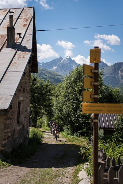 Poingt Ravier attraverso il sentiero ecosilvo e discesa attraverso le gole dell'enfer