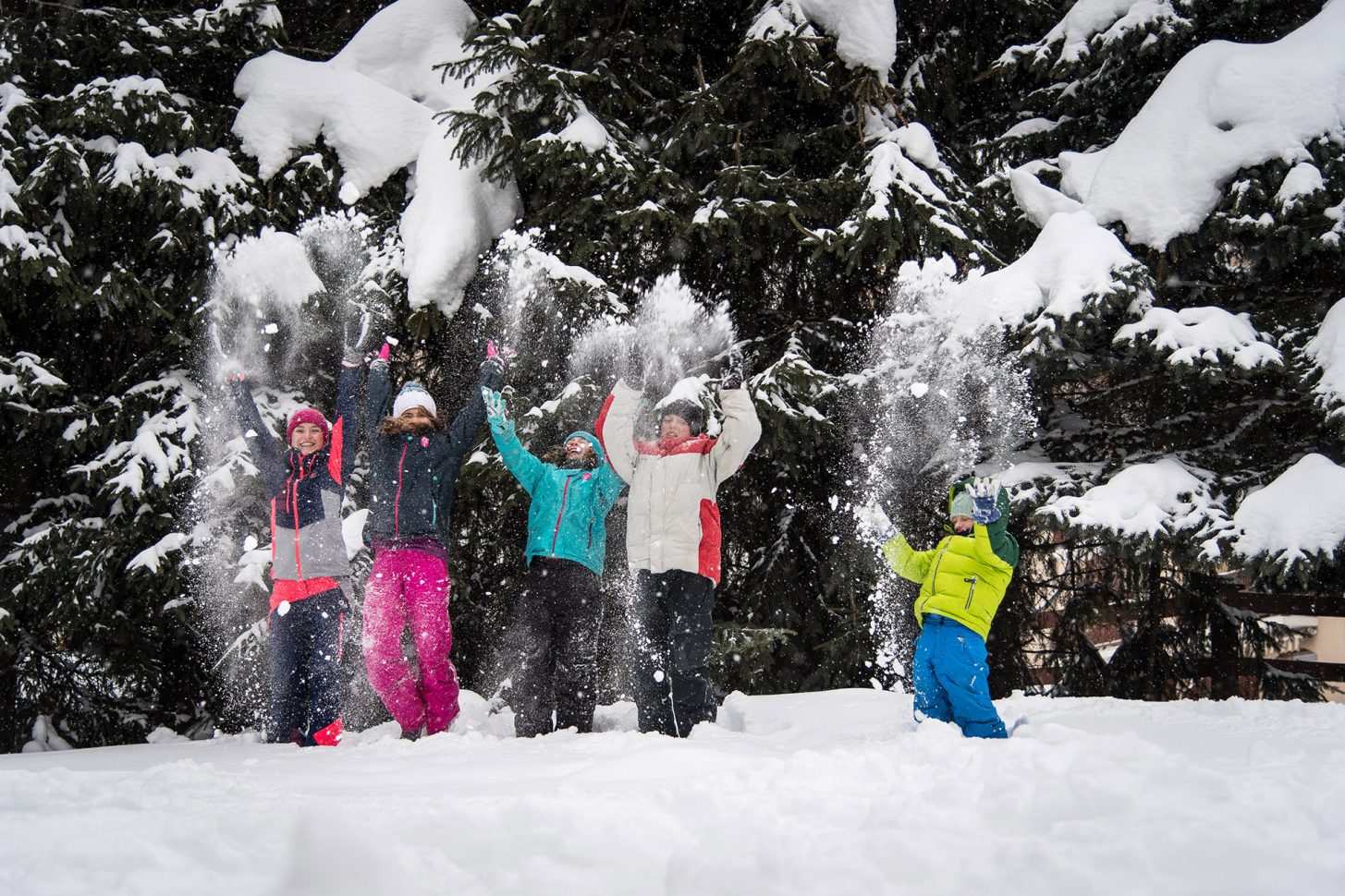 Enfants jouant dans la neige fraîche à Valloire 