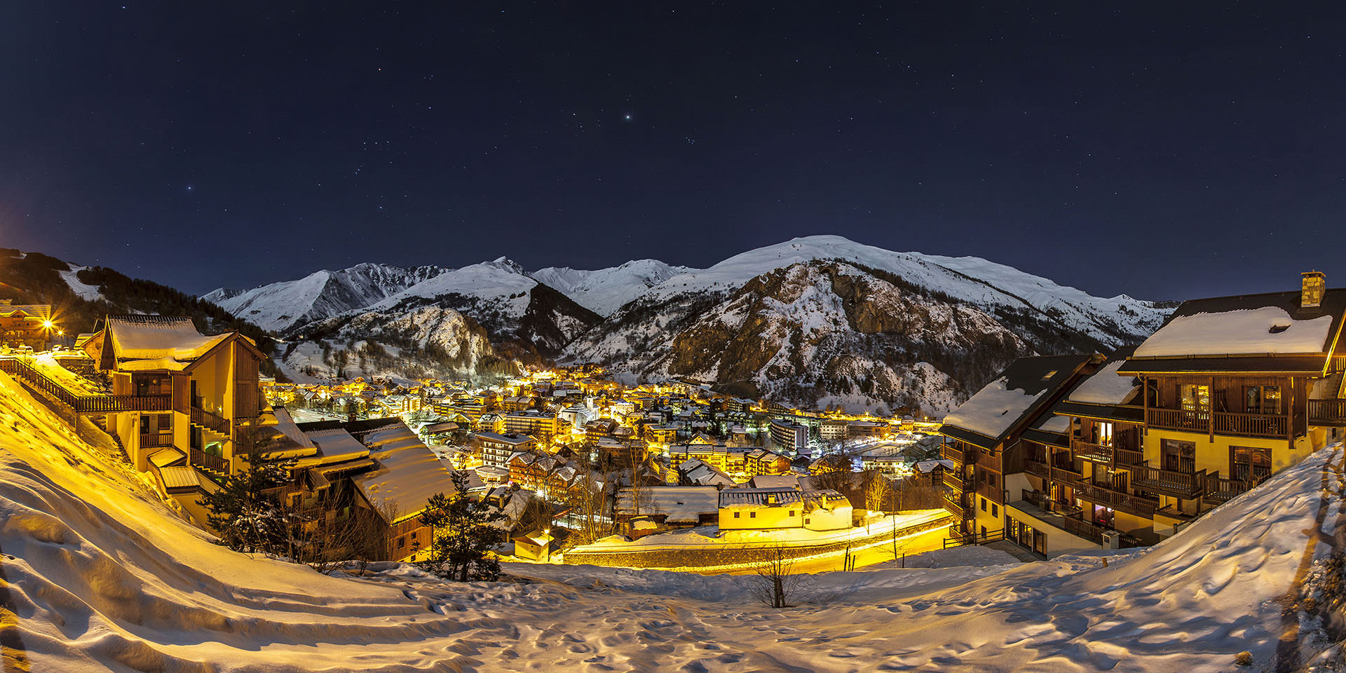 Village de Valloire enneigé de nuit en hiver