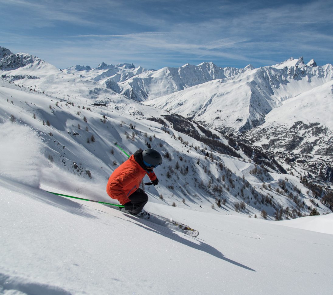 Skieur en hors piste sur le massif du Crey du Quart à Valloire