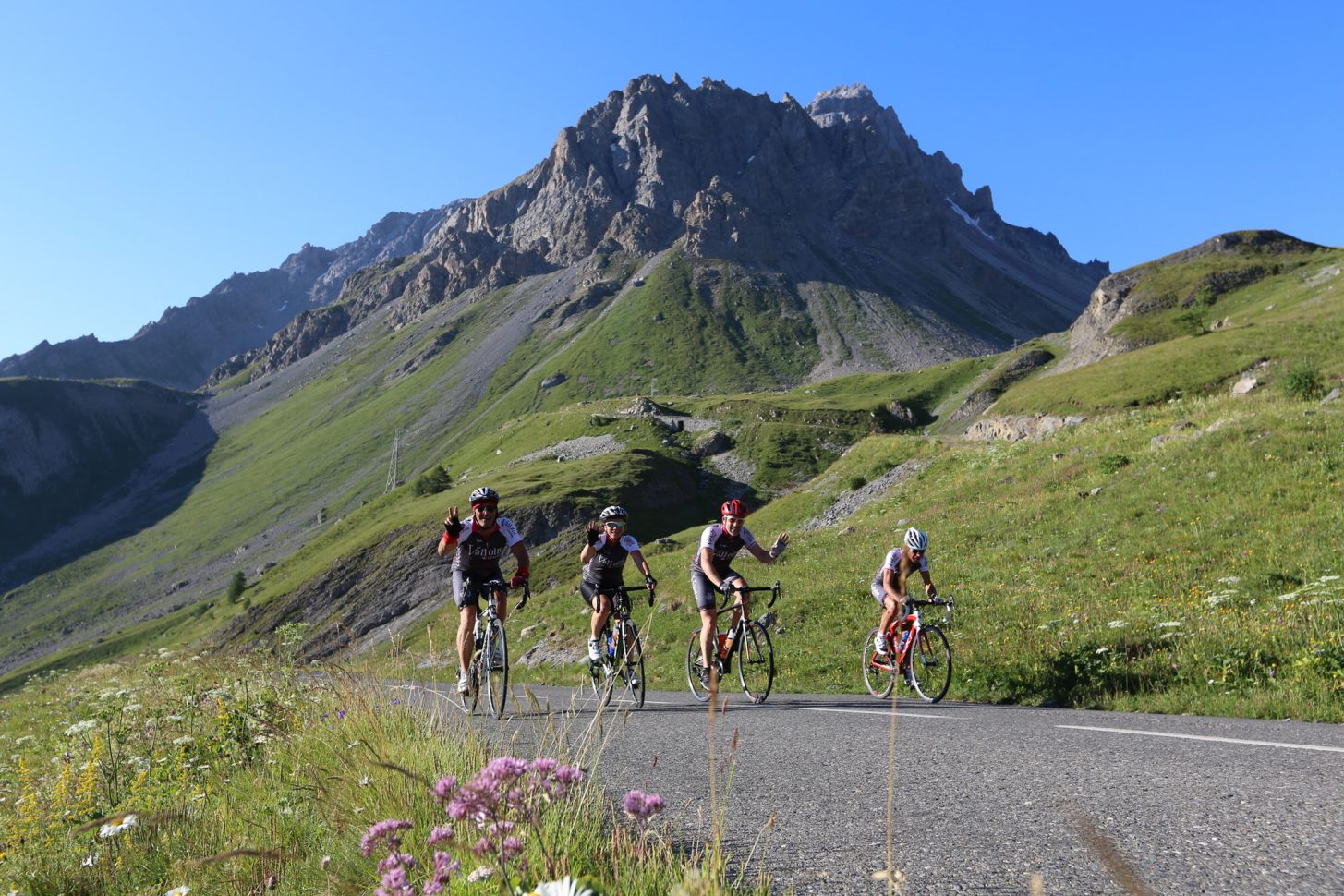 Groupe de cycliste dans la montée du col du Galibier, côté Valloire