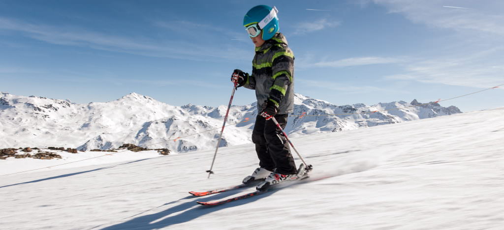 petit garçon en ski de piste à valloire