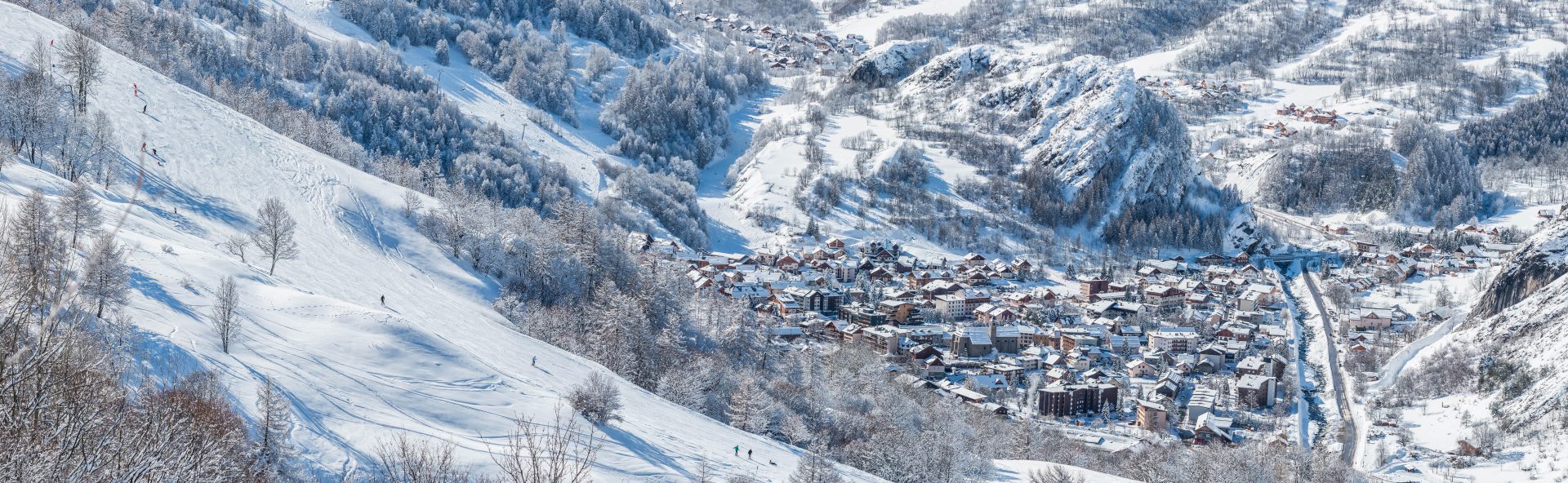 Vue sur le village de Valloire depuis les sentiers raquettes du domaine skiable