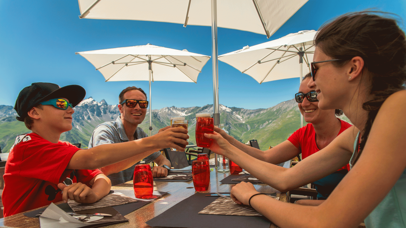 Boire un coup en famille avec vue sur les montagnes